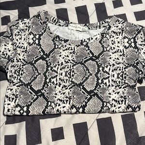 Chic Gray and Black Crop Top